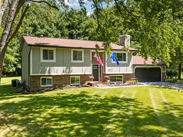 8739 Coyle Dr, Pinckney, MI 48169