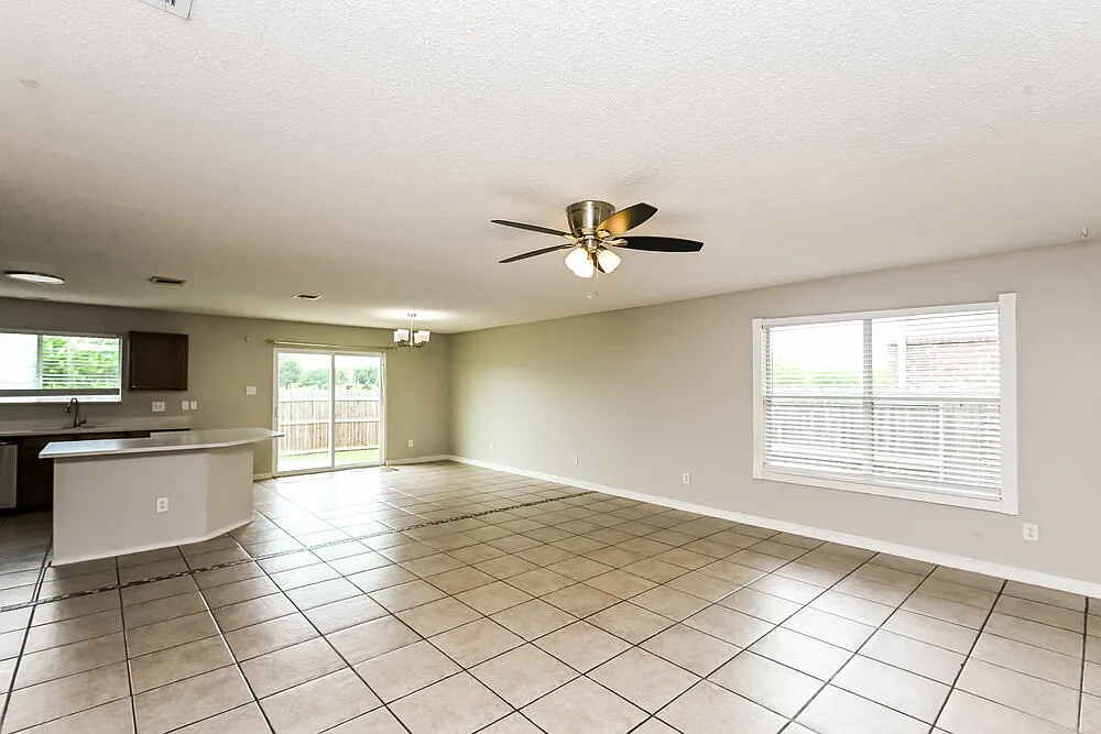 3 bed, 2.0 bath, 1553 sqft, $1,945 — Photo 3