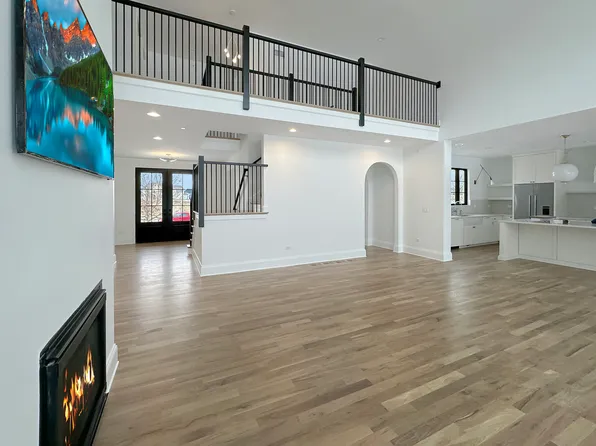 21 Buege Ln, Burr Ridge, IL 60527