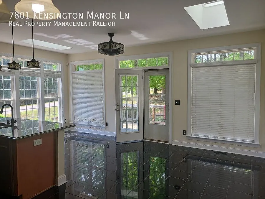 4 bed, 3.5 bath, 4459 sqft, $3,300 — Photo 4