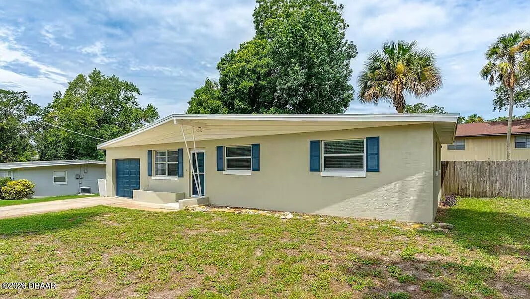 3 bed, 1.5 bath, 1066 sqft, $2,100 — Photo 1