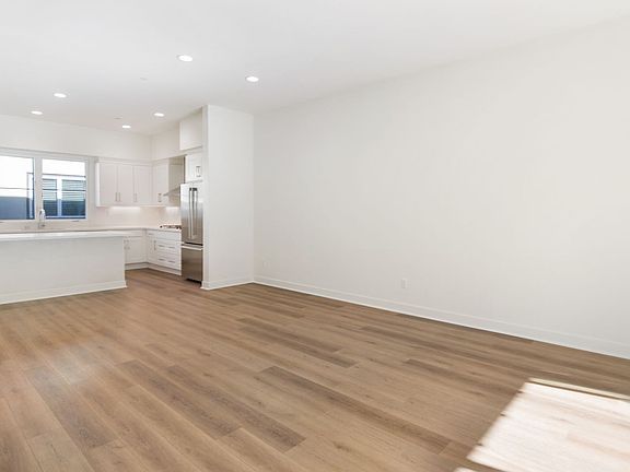 4th image of 1195 Doheny Way