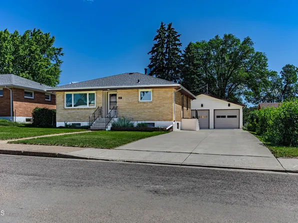 1604 Linda Dr NW, Mandan, ND 58554