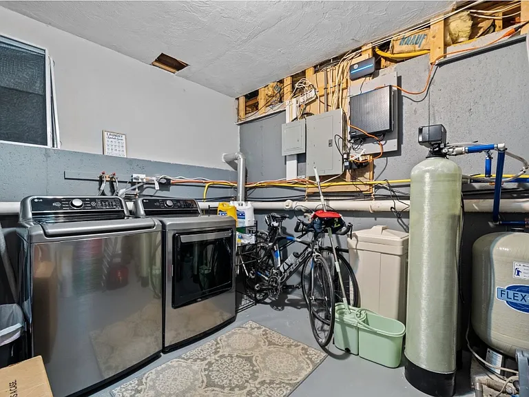 44 Dion Ave — Photo 33