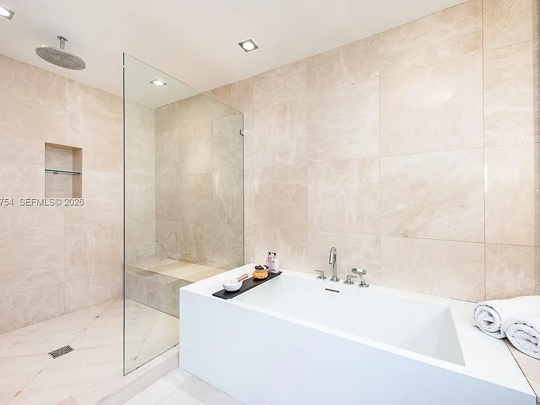 50 S Pointe Dr #3302 — Photo 18