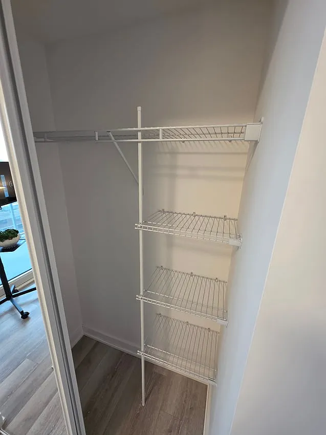 Master Room - Dundas St West & Simcoe St — Photo 3