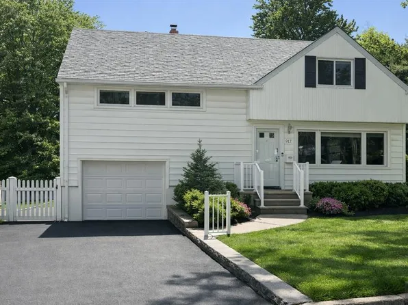 917 E Lawn Dr, Teaneck, NJ 07666