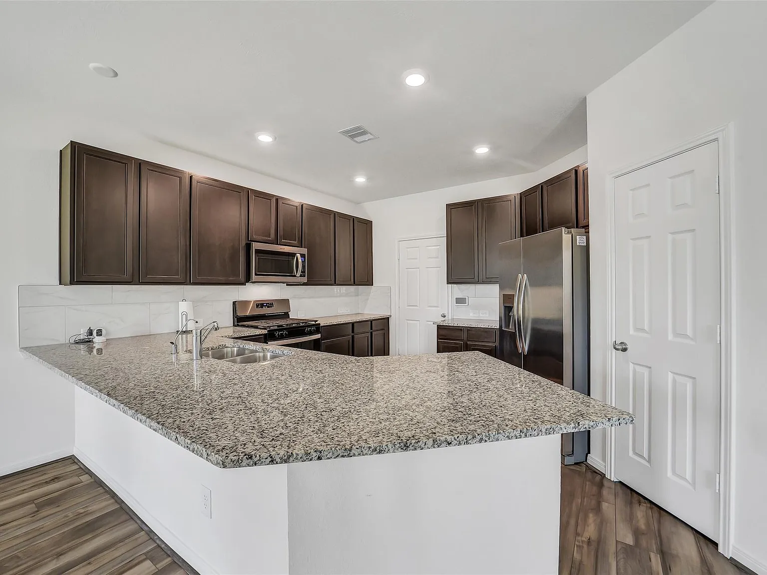 3 bed, 2.5 bath, 1904 sqft, $2,400 — Photo 2