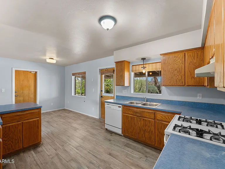 589 N Jackson St — Photo 8