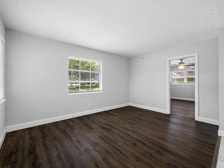 1200 Beach Dr NE — Photo 6