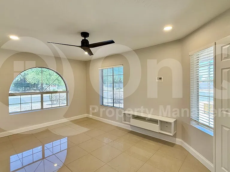 570 S Williams Pl — Photo 15
