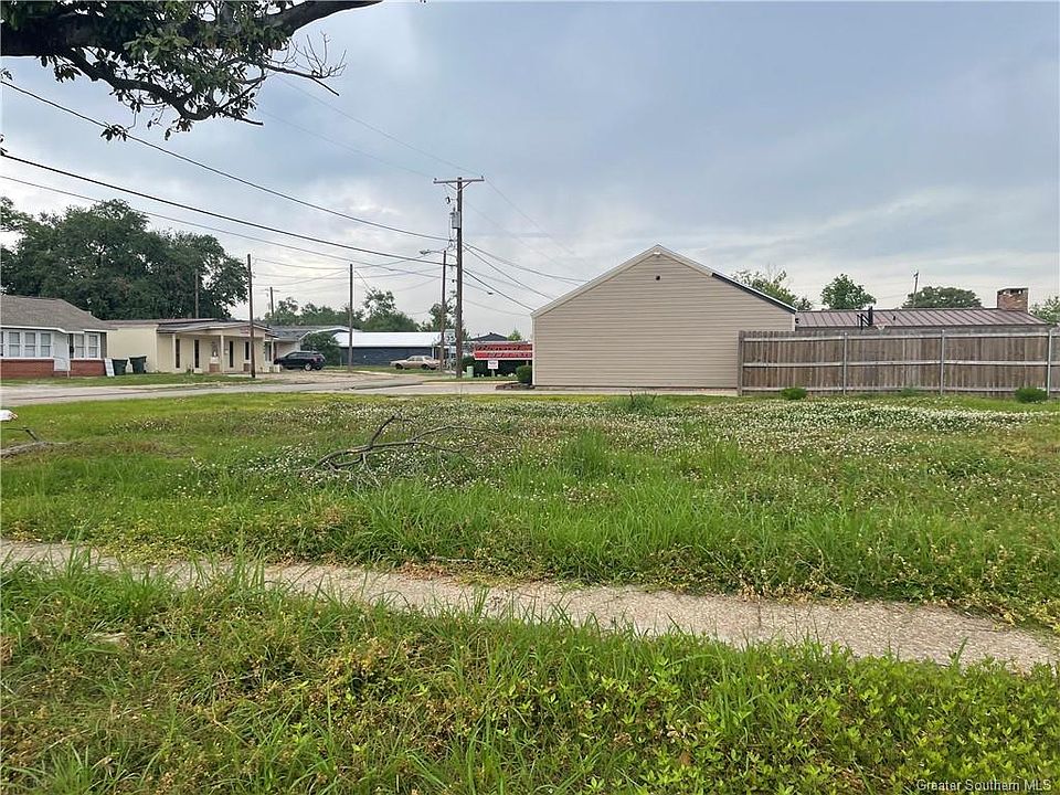 2nd image of 2609 Common St