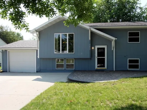 3217 Center Lake Dr, Spirit Lake, IA 51360