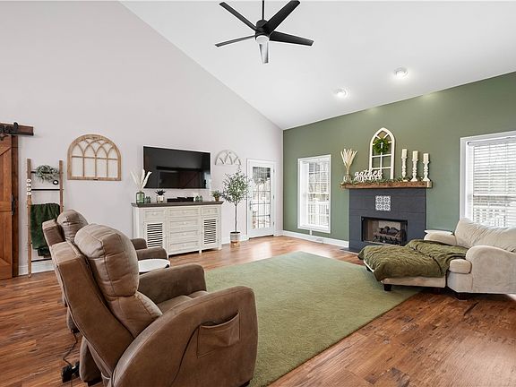5th image of 1045 Maplewood Dr