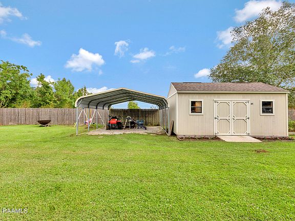 4th image of 821 Belle Dr