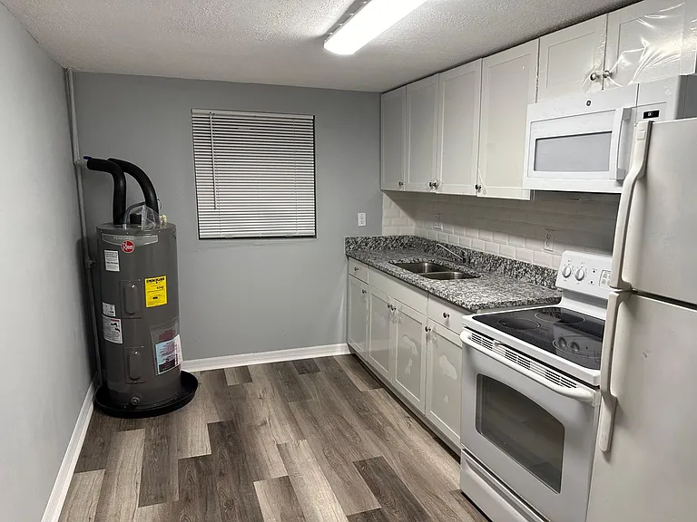 2435 Edwin St NE #4 — Photo 8