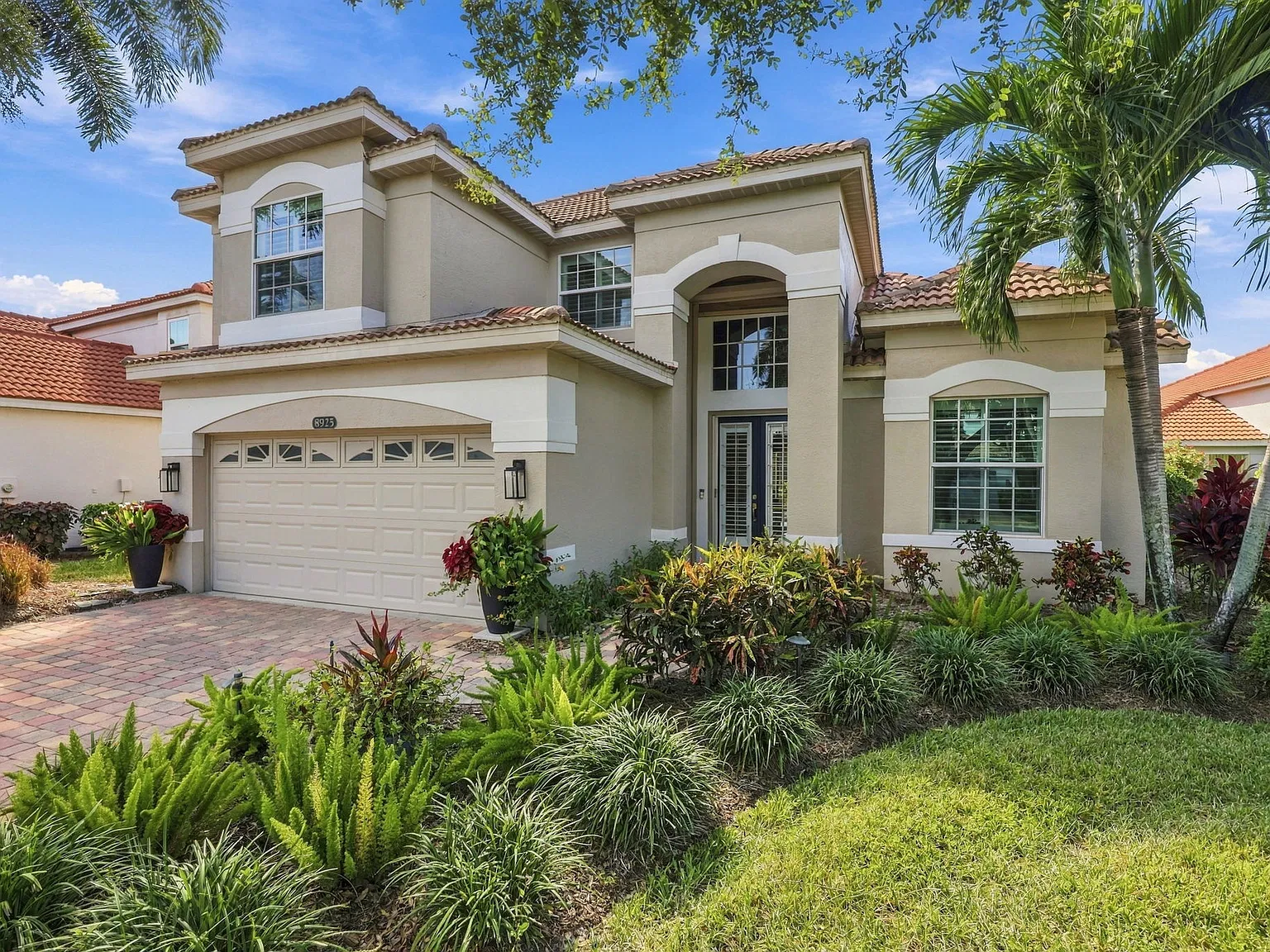 3 bed, 2.5 bath, 2389 sqft, $9,000 — Photo 2