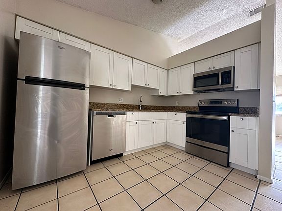 3rd image of 931 Bryan Ct