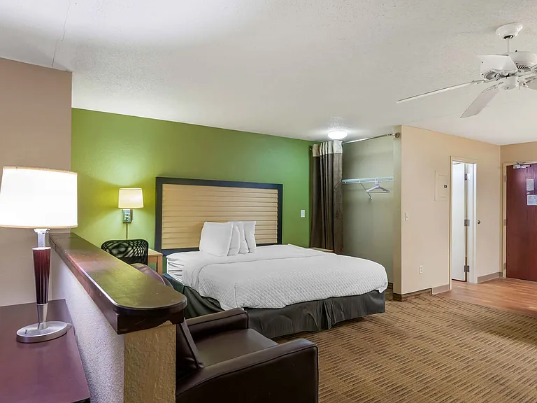Deluxe Studio - 1 King Bed