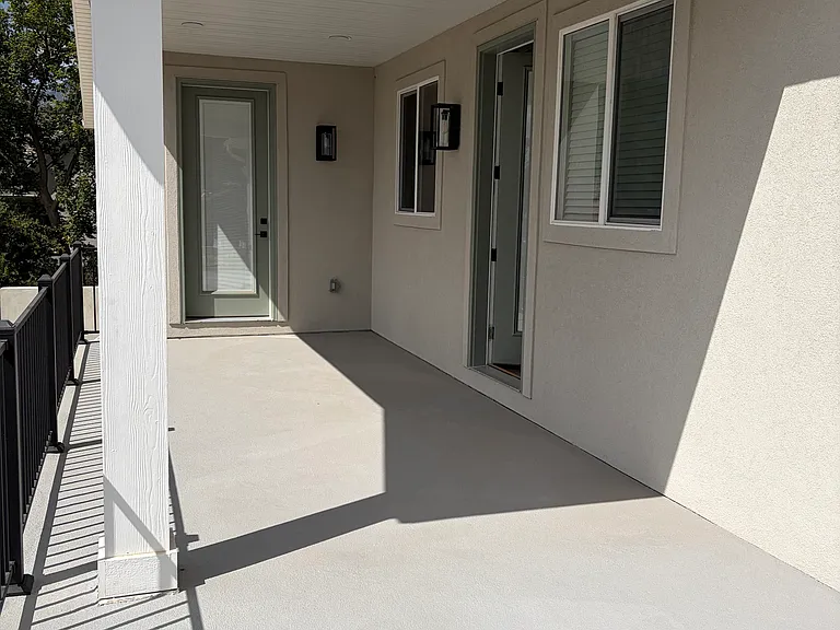 Large covered patio/deck (partial uncovered).