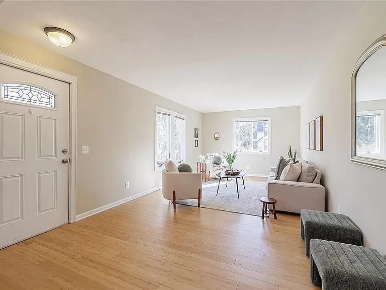 171 Meadow Dr — Photo 2