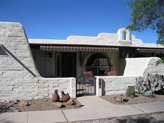 Front private courtyard