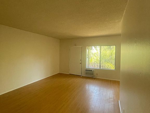 5th image of 1286 N Summit Ave #205