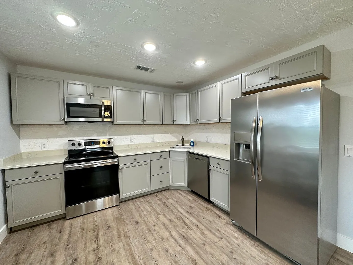 Furnished 1 bedroom 1 bath available for rent in Downtown Pensacola! Water & sewer included! — Photo 4