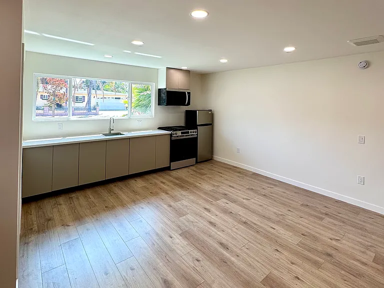 731 N Rose St #B — Photo 2