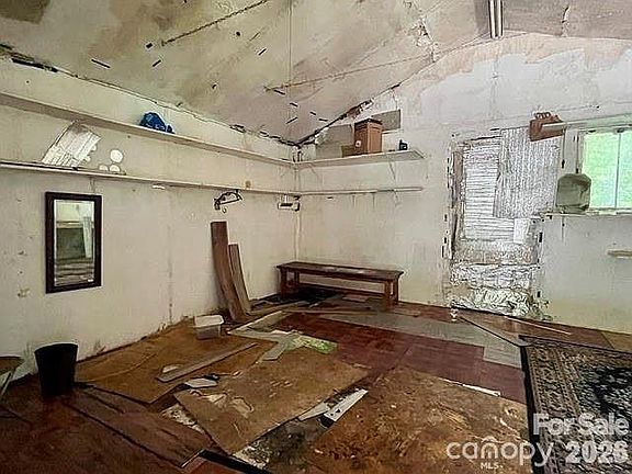 3rd image of 105 Chestnut Hill Rd