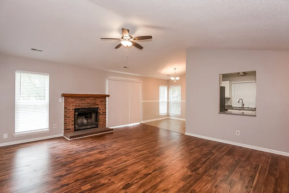 3 bed, 2.0 bath, 1250 sqft, $1,860 — Photo 3