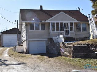 2052 Maginnis Rd, Oregon, OH 43616