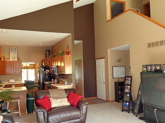 3rd image of 411 White Oak Ave