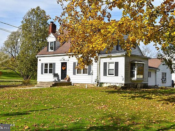 3rd image of 121 Country Club Ln