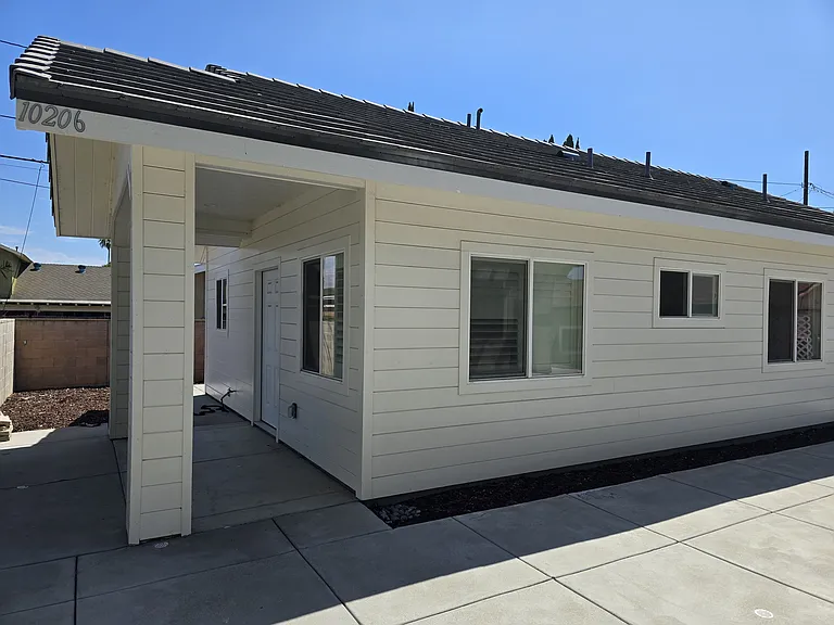 10206 Larson Ave — Photo 2