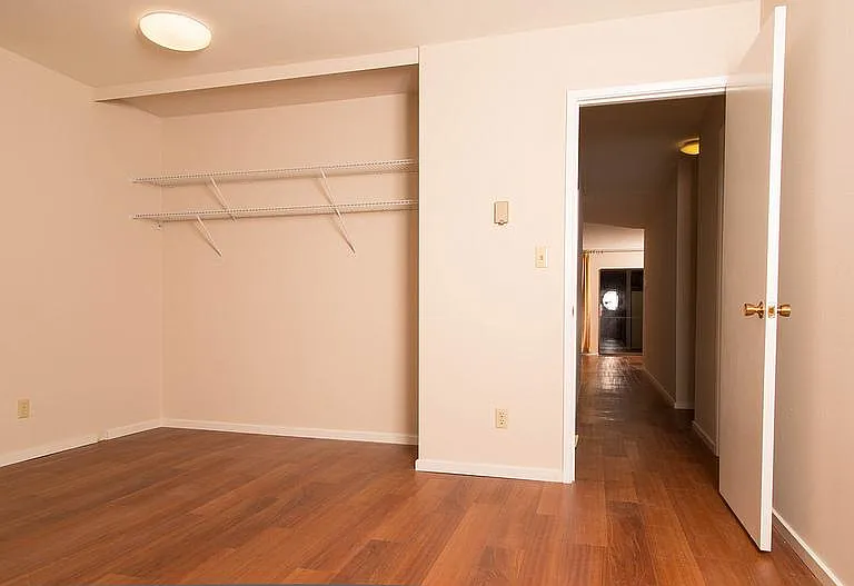 Large Primery room with Full bath