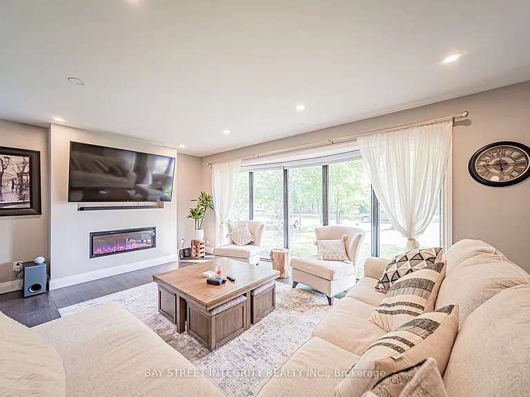 1277 Gainsborough Dr — Photo 8