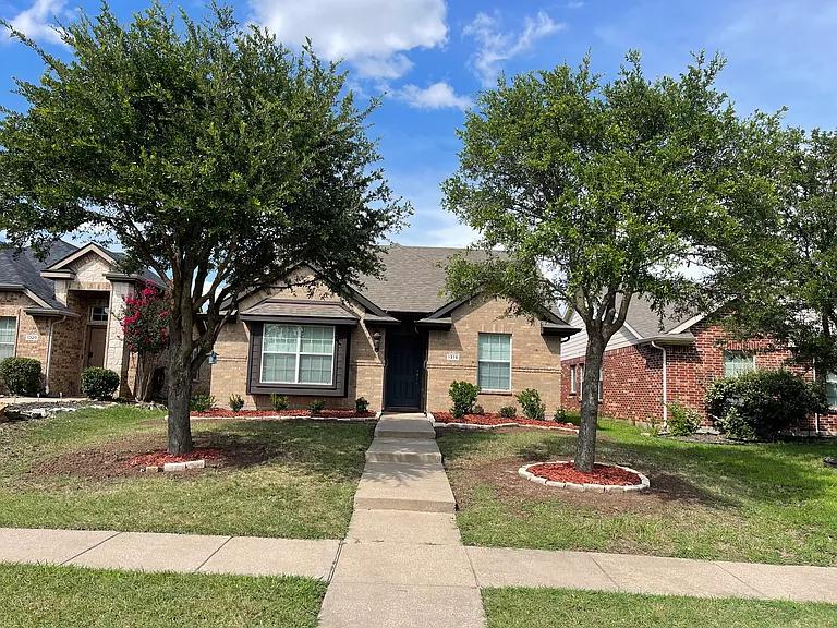 1316 Honeywood Ln — Photo 1