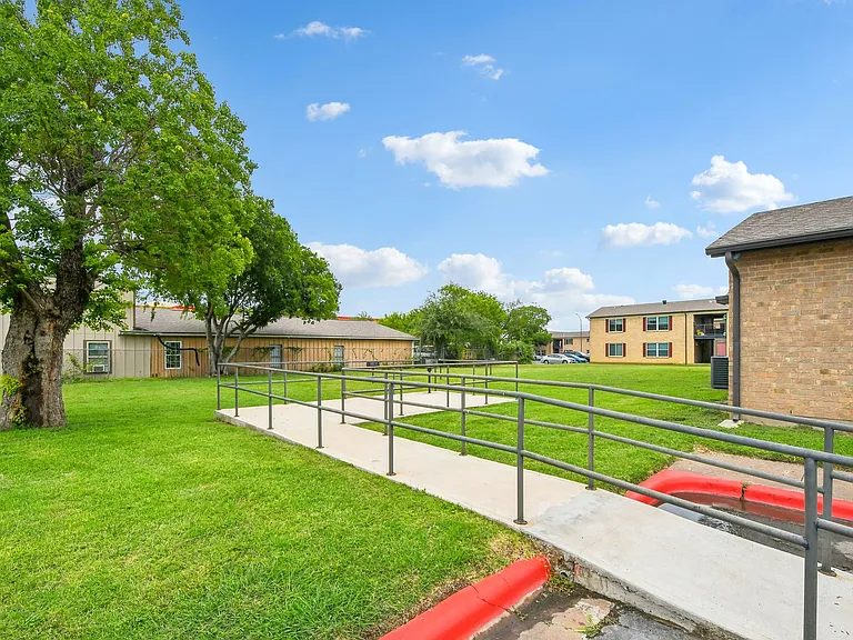 Oaks on Lamar — Photo 44