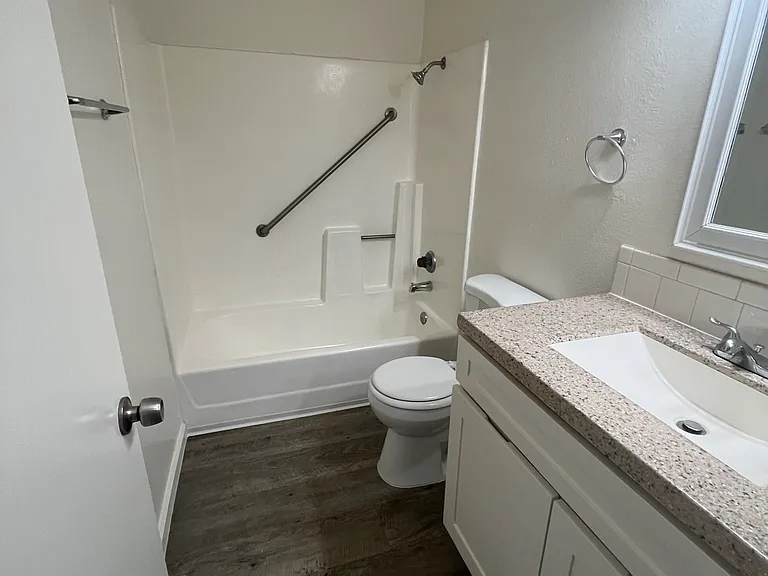 2010-1 Larcus Ave #13 — Photo 15