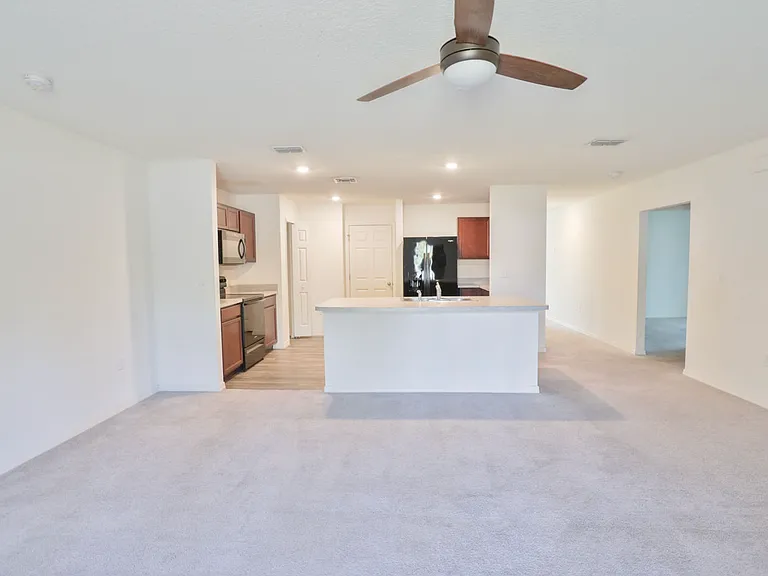 2352 SE Surrey Pl — Photo 2