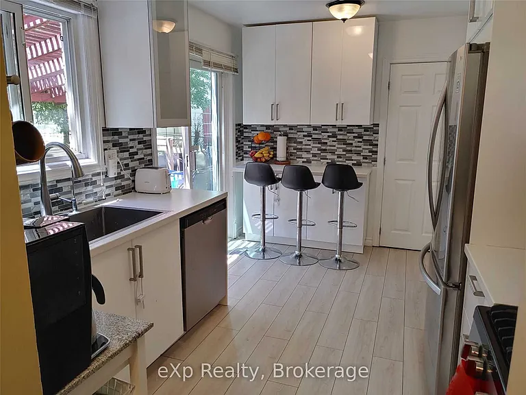 96 Larch St #UPPER — Photo 4
