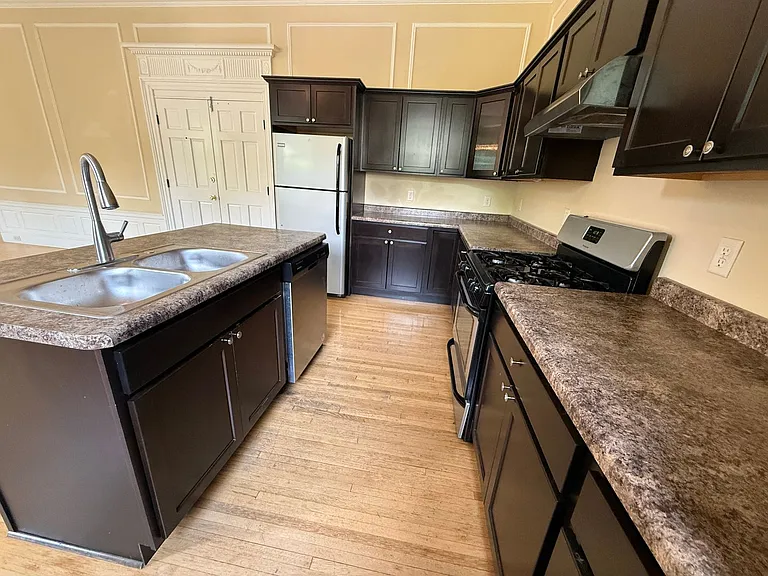 Cass Street Apartments — Photo 9