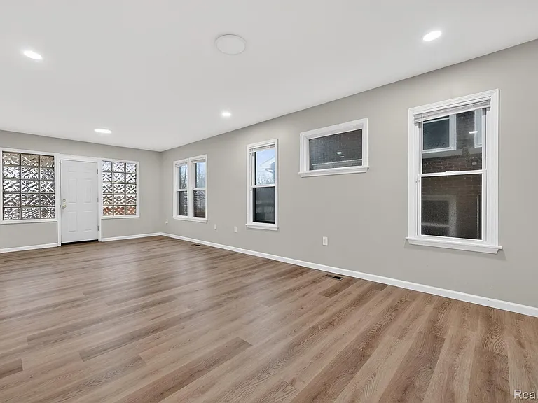 9290 Wildemere St — Photo 4
