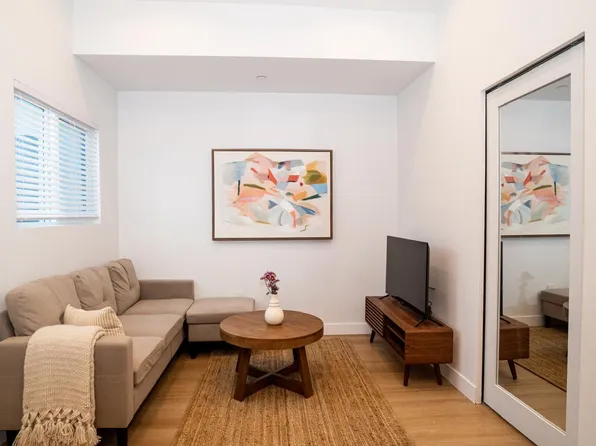 22109 Victory Blvd, Canoga Park, CA 91303