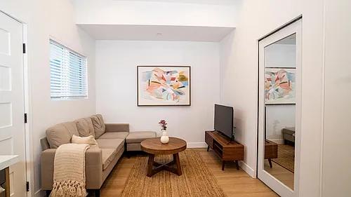 22109 Victory Blvd Photo 1