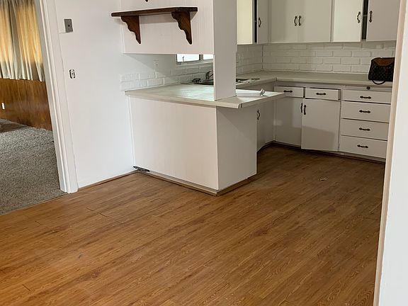 3rd image of 2028 Palomas Dr NE