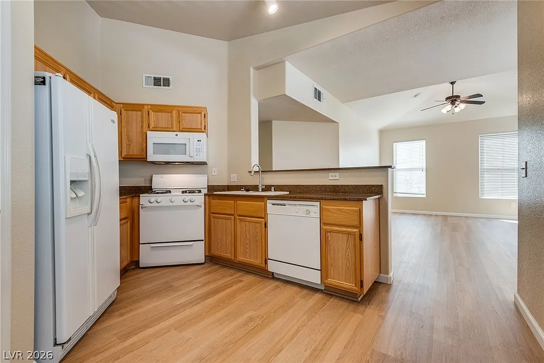 3 bed, 2.0 bath, 1459 sqft, $1,860 — Photo 4
