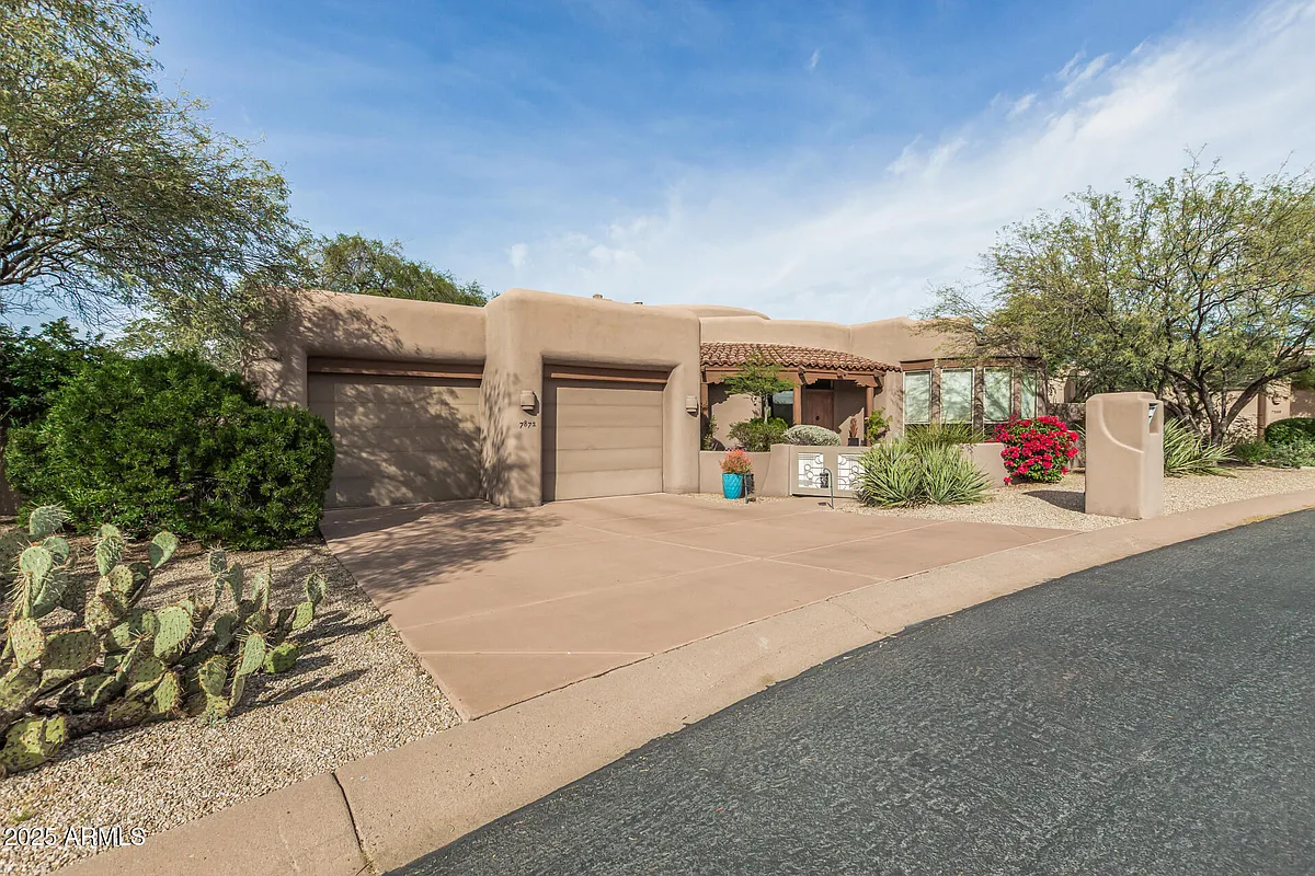 Building Photo - 7872 E Thorntree Dr