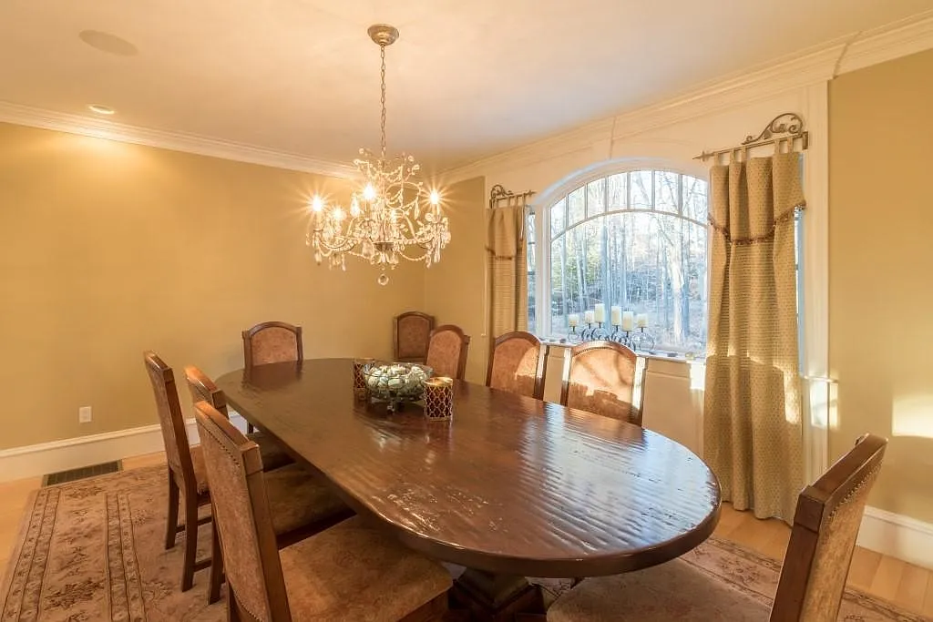 4 bed, 3.5 bath, 3599 sqft, $6,950 — Photo 3